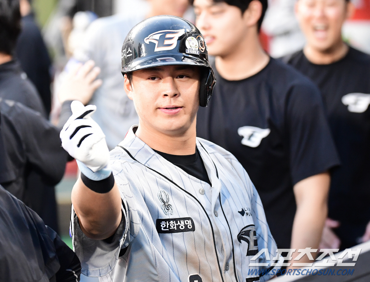 무릎 맞고도 출전 강행, "건재함 보여주고 싶었다"는 24세 홈런왕…사령…