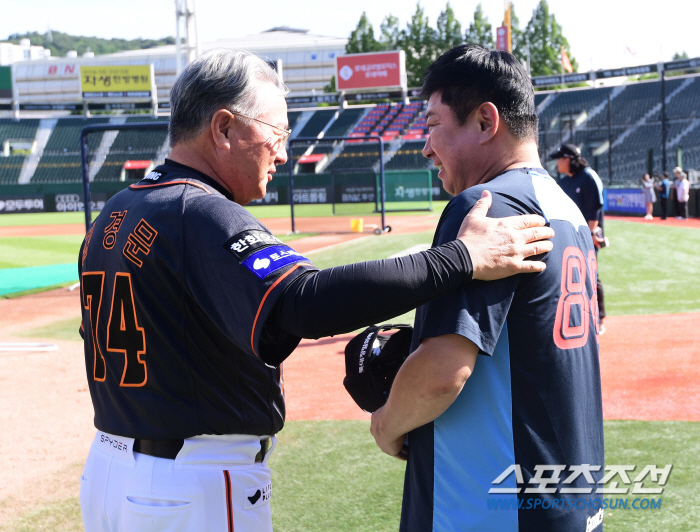 '사제대결은 다음 기회에' 거듭된 폭우, 그라운드가 버티지 못했다. 롯데…