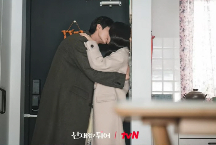 '선업튀' 촬영감독 "변우석♥김혜윤 현관 키스신 최고, 로코 아닌 멜로 …