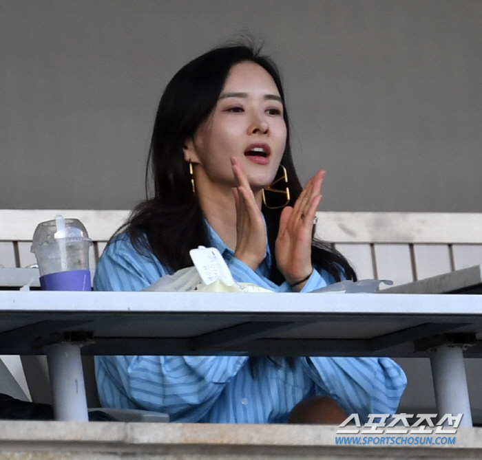 [포토] 남편 응원하는 추신수 아내 하원미