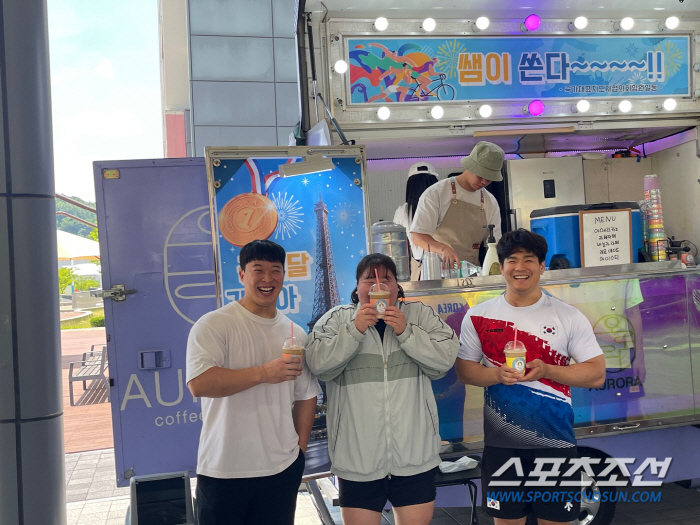 "쌤이 쏜다!" 너무 조용한 파리올림픽,국대 사기진작 위해 스승들이 나섰…