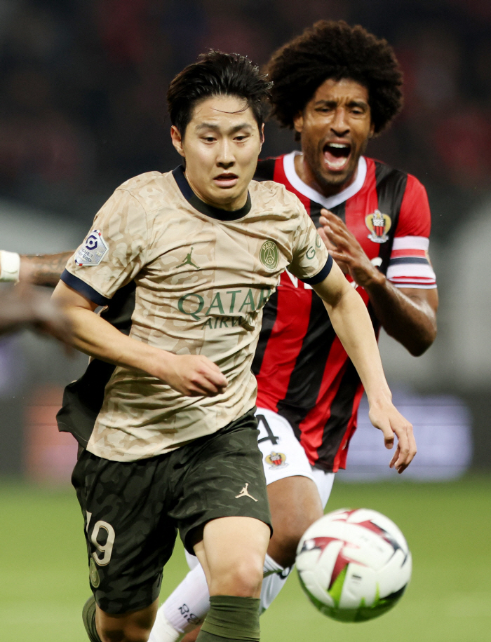 '이강인 조항이 뭐길래' 골치 아픈 마요르카-PSG…LEE는 마요르카서 …