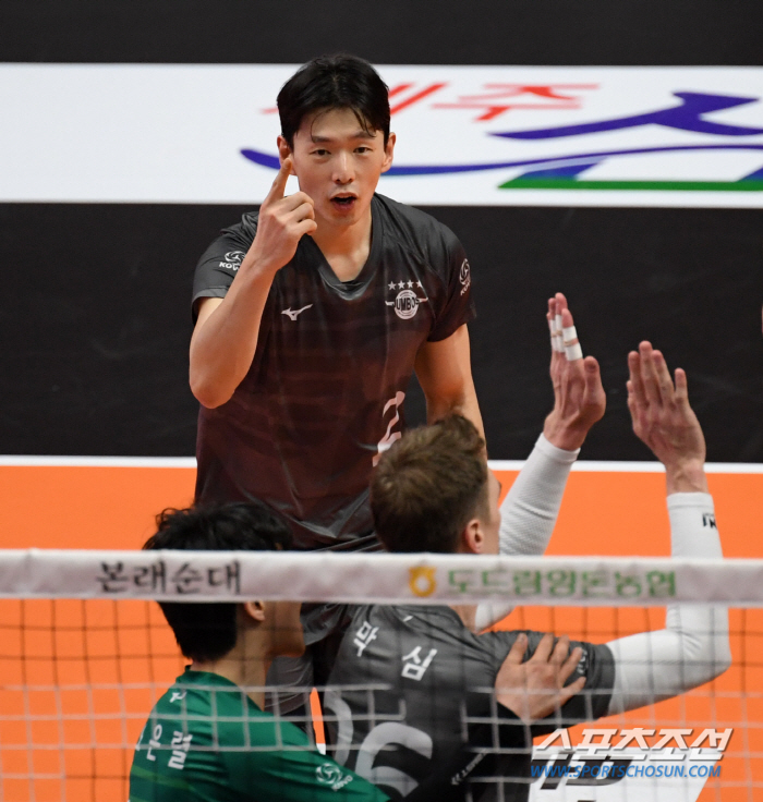 한선수, 10억8천 4시즌 연속 연봉킹 위엄...김연경-강소휘, 8억으로…