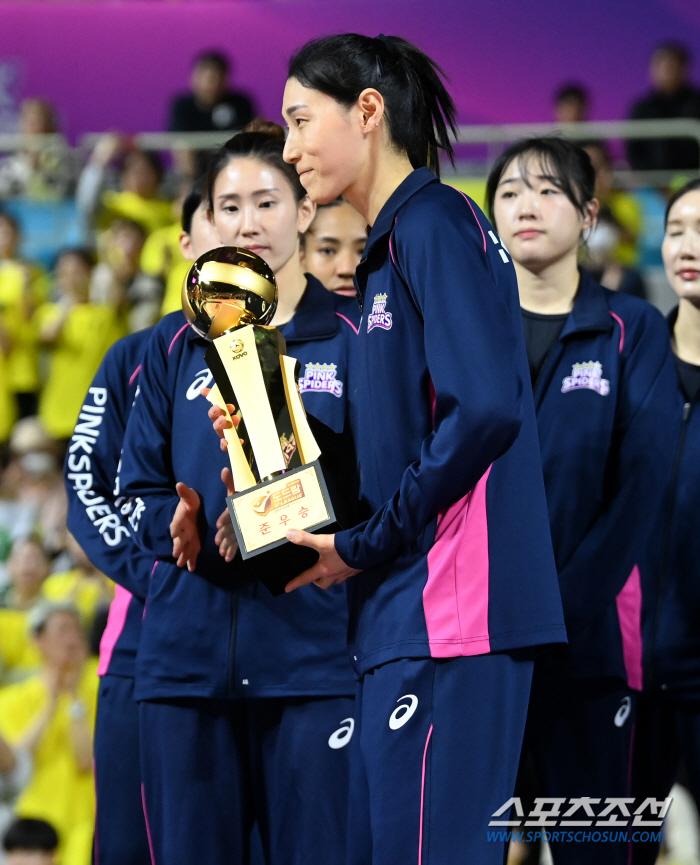 한선수, 10억8천 4시즌 연속 연봉킹 위엄...김연경-강소휘, 8억으로…