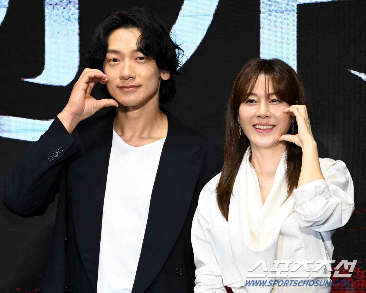 [포토] 정지훈-김하늘, 깜찍 볼하트