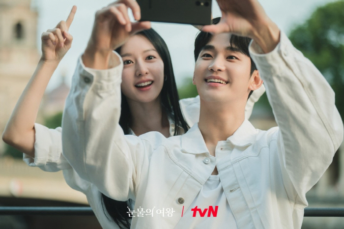 [SC이슈] '김새론 셀카' 보고 놀란 김수현, 김지원 '♥현커' 의혹에…