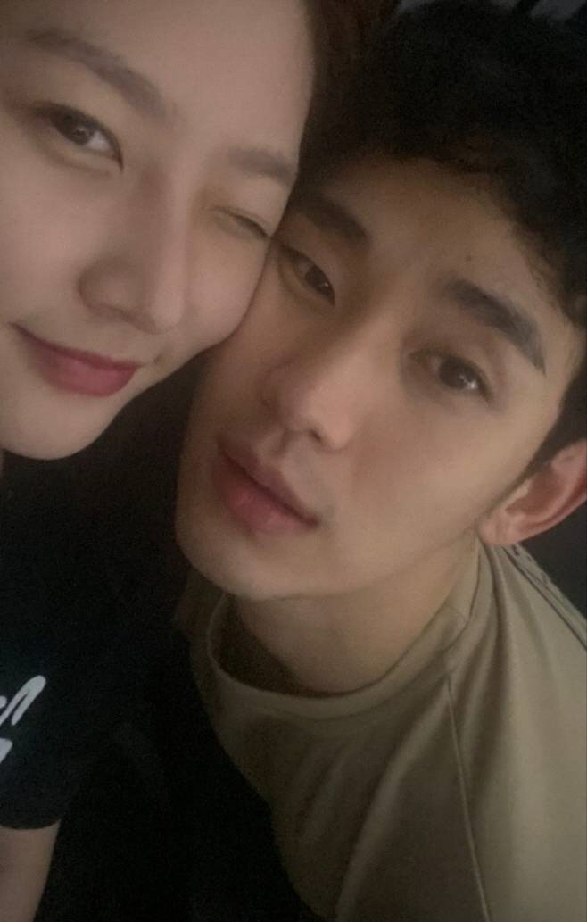 [SC이슈] '김새론 셀카' 보고 놀란 김수현, 김지원 '♥현커' 의혹에…