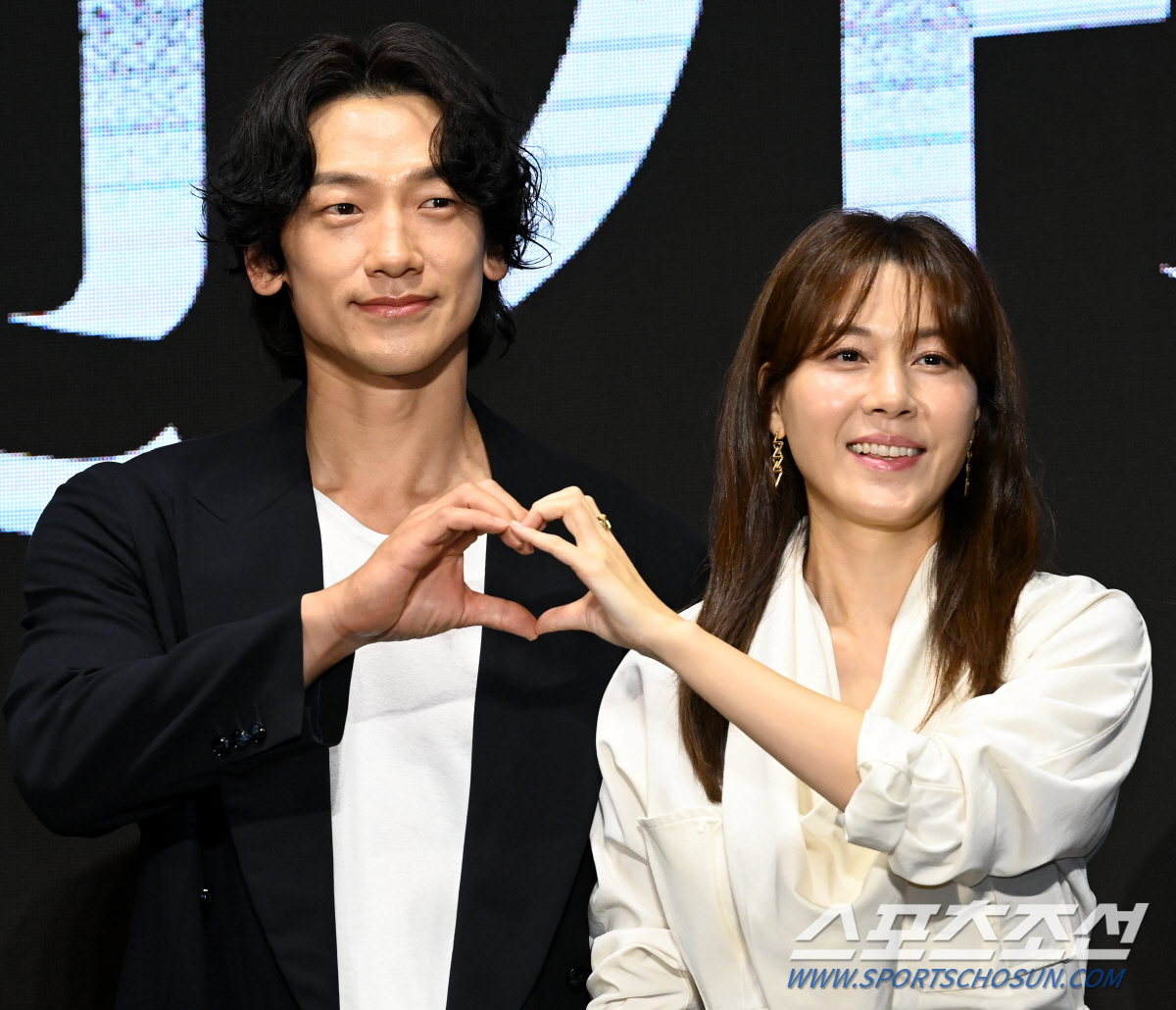 [SC현장]"올해 디즈니+ 최고였으면"…'화인가 스캔들' 김하늘x정지훈 …