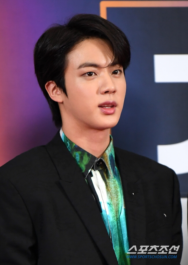 '군필 맏형' BTS 진, 2024 파리 올림픽 성화 봉송 주자..조만간…