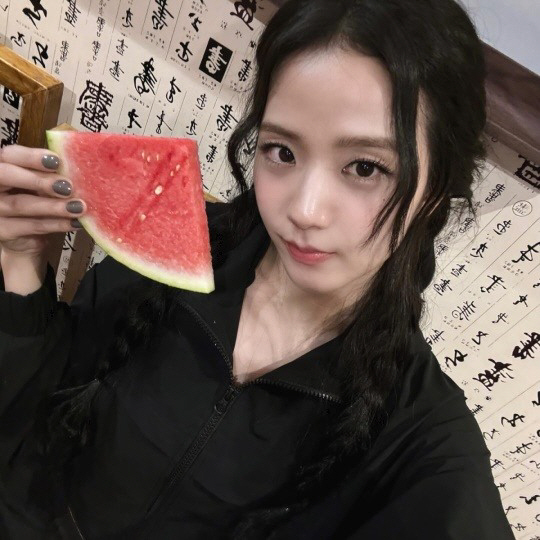디올 공주님도 덥긴 덥나 봐…지수, 매끈한 등 훤히 노출