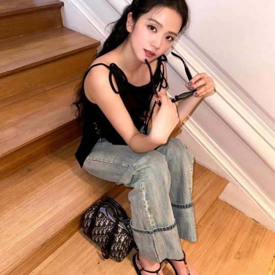 디올 공주님도 덥긴 덥나 봐…지수, 매끈한 등 훤히 노출