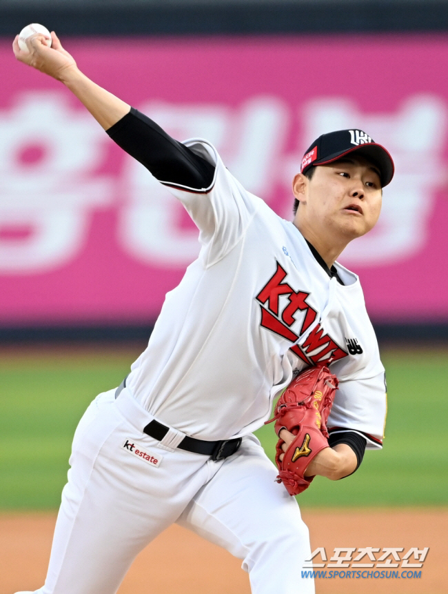 "올해 쉽지 않을 듯" KT 날벼락...팔꿈치 수술 소형준, 복귀 무산 …
