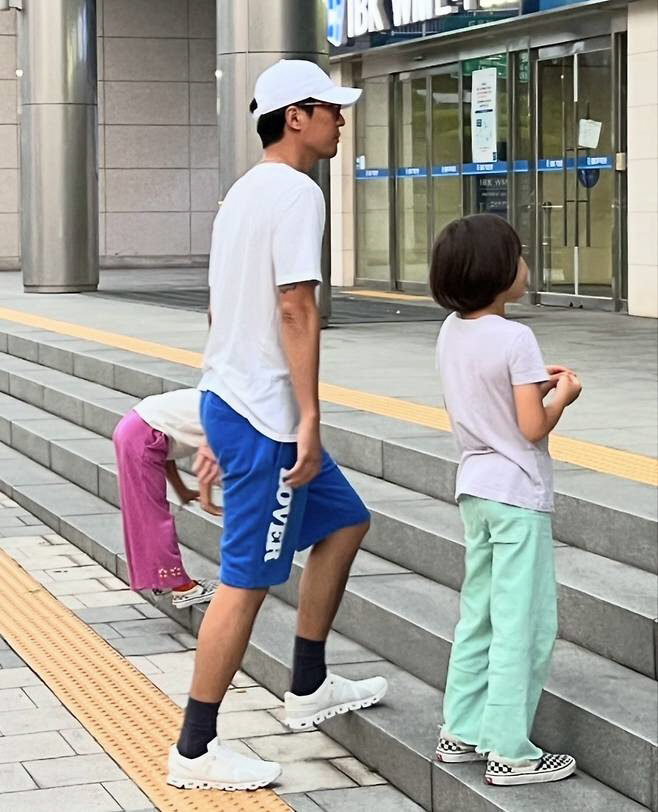 마이큐, '♥김나영' 두 아들과 앉아 있는 모습도 똑 닮았네…애틋한 케미