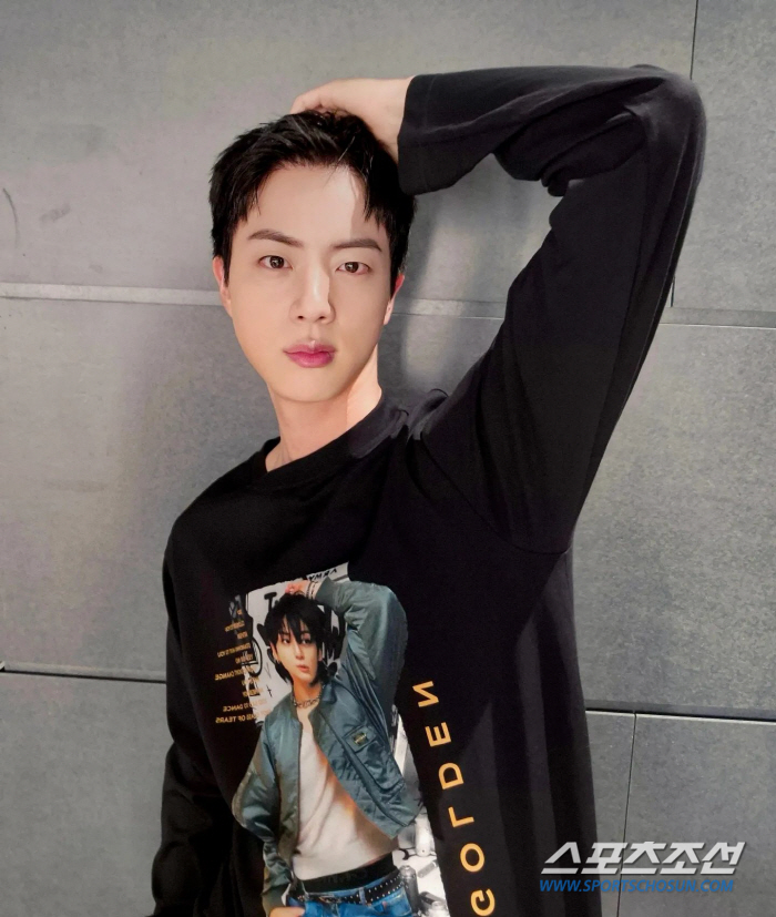 [SCin스타] 제대하고 늠름해진 BTS 진, 정국 따라 포즈 "회사에 …