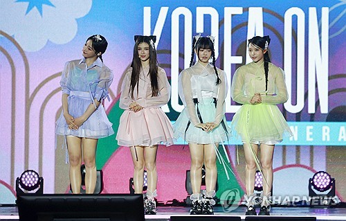 (서울=연합뉴스) 진연수 기자 = 걸그룹 뉴진스가 5월 21일 오후 서울 경복궁 흥례문 광장에서 국가유산청 출범을 기념해 열린 '2024 코리아 온 스테이지 - 뉴 제레이션' 공연에서 무대를 선보이고 있다. 2024.5.21 jin90@yna.co.kr