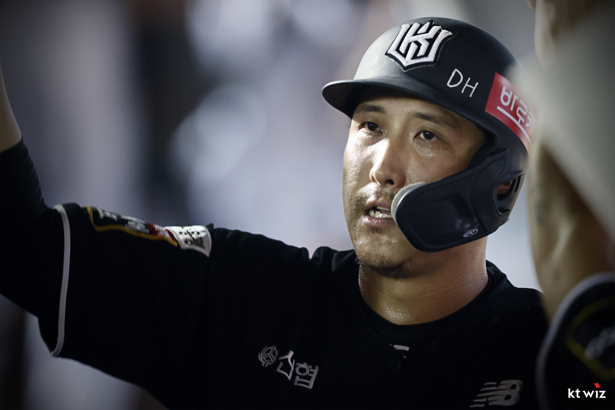 '콧수염 절친의 일격, 괴물이 무너졌다' KT, 파죽의 5연승 질주...…