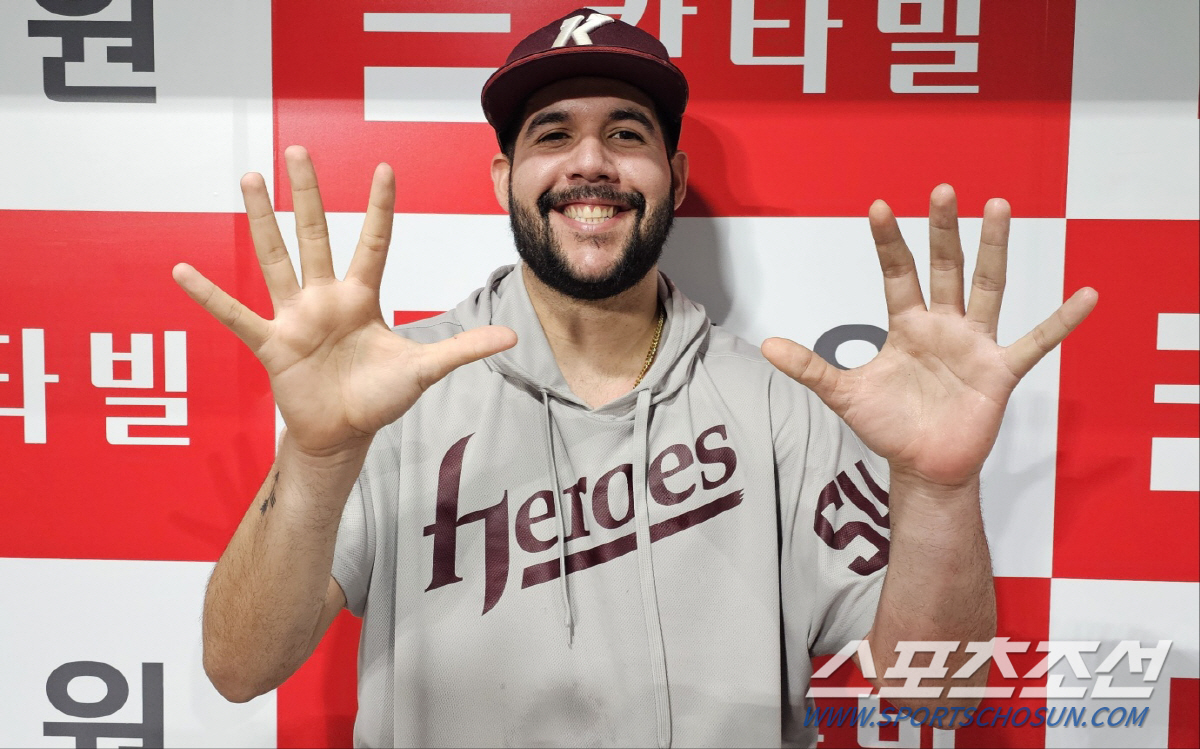 '꼴찌가 1위, 2위 상대로 6연승이라니...' 10승 투수 껴안은 감독…