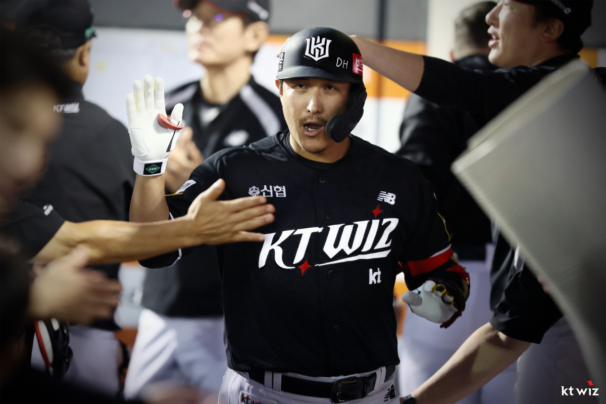 전쟁 선포했던 '절친'에게 홈런까지 치다니..."현진이 공 정말 좋았다.…