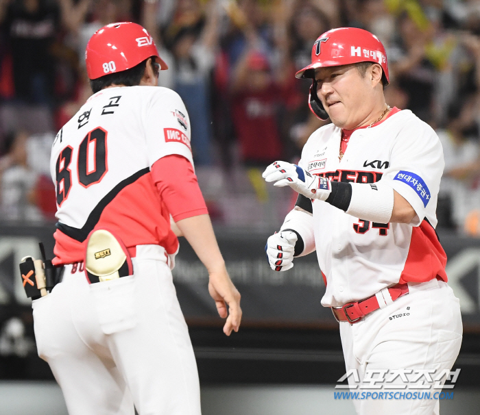 '41세 4번 타자' 하드캐리 없었다면, KIA 전반기 1위도 없었다..…
