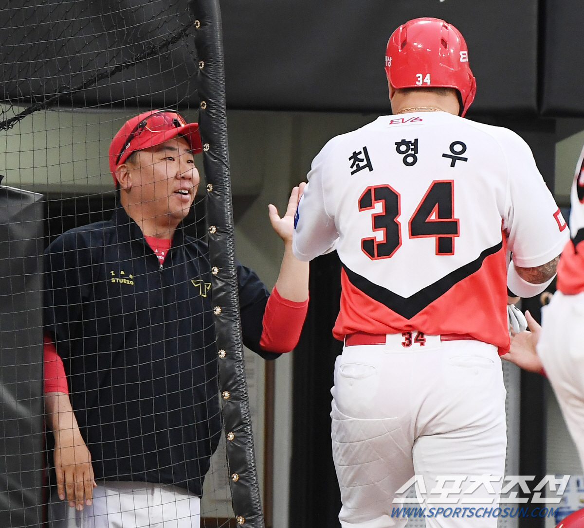 '41세 4번 타자' 하드캐리 없었다면, KIA 전반기 1위도 없었다..…