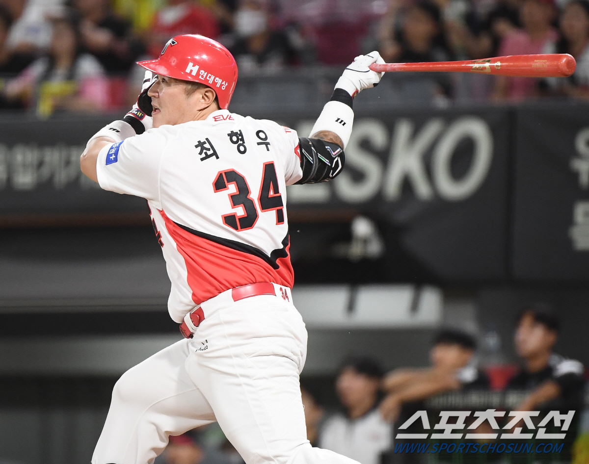 '41세 4번 타자' 하드캐리 없었다면, KIA 전반기 1위도 없었다..…
