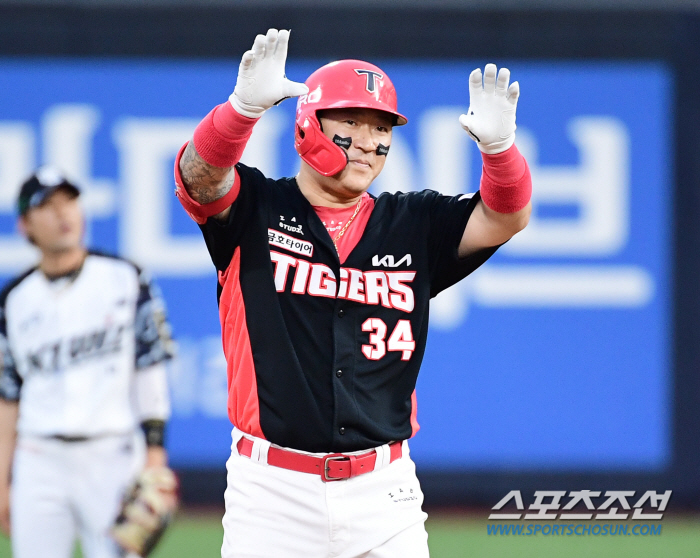 '41세 4번 타자' 하드캐리 없었다면, KIA 전반기 1위도 없었다..…