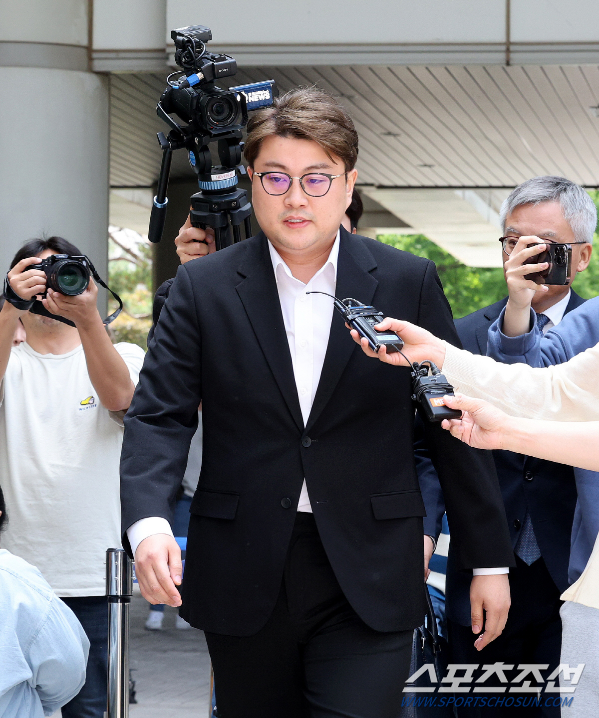 [SC이슈] 반성 없는 김호중, 뺑소니 재판 일주일 앞두고 담당검사 前 …
