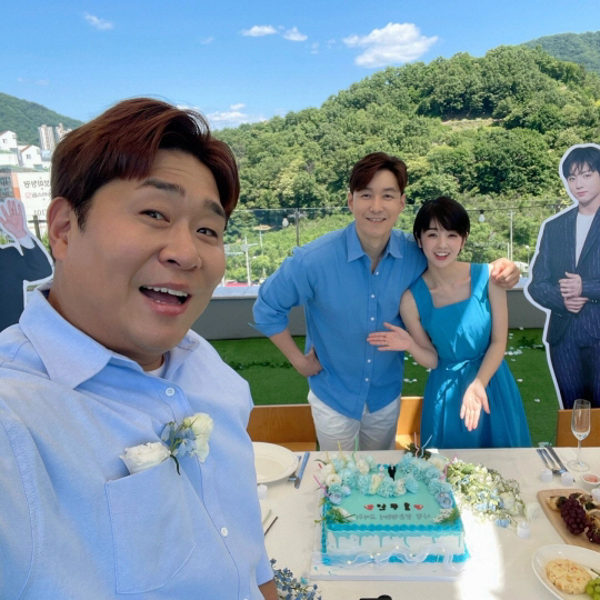 심형탁, 결혼 1주년 자축...♥사야 닮은 깜짝 손님도 초대