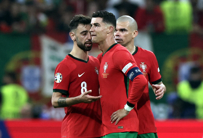 "왜 CR7이 전담키커?" 포르투갈 '호날두 불문율' 맹비난. 英 매체 …
