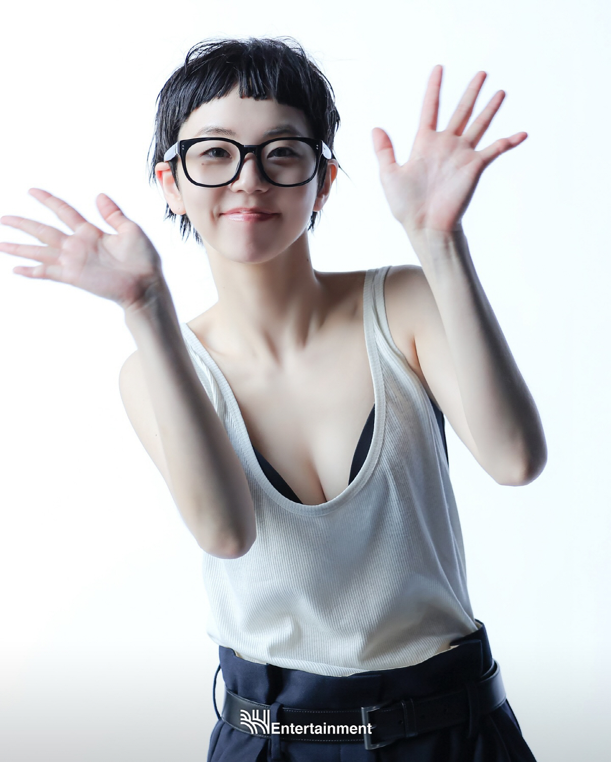 '국민 여동생' 안소희 맞아?...'숏컷 헤어+과감 노출' 파격 변신