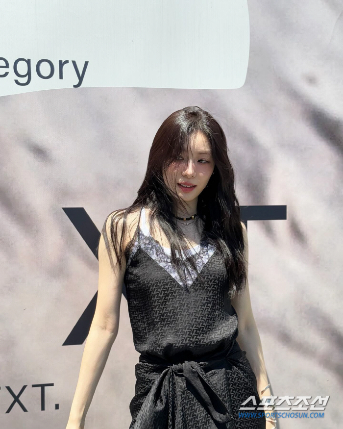 [SCin스타] 뜨거운 햇살에 미간 찌푸린 김연아, 오픈카 운전대 잡고 …