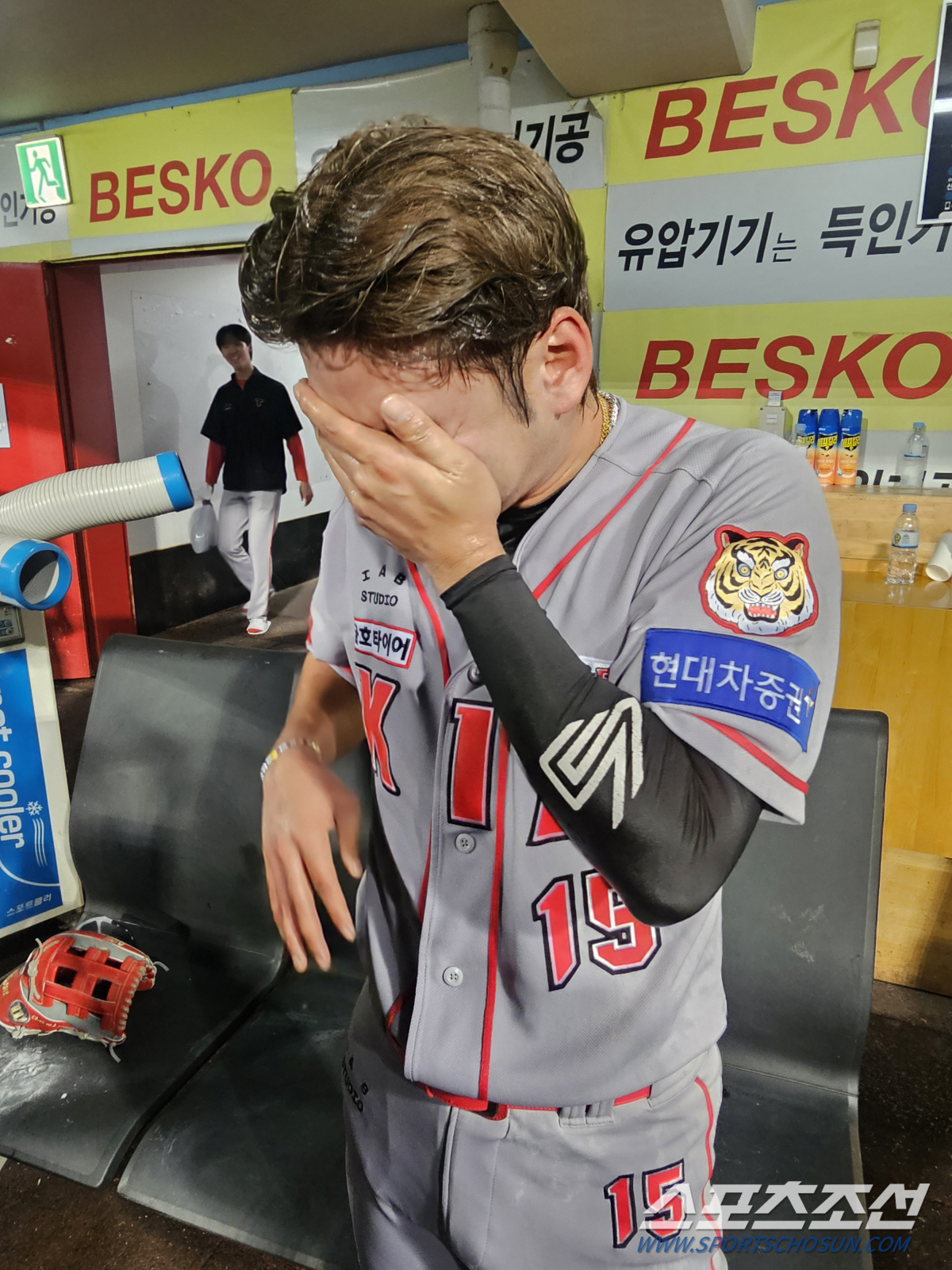 돌부처 무너뜨린 역전 2루타 포효→폭풍오열, 사직 '불면의 밤'도 그렇게…