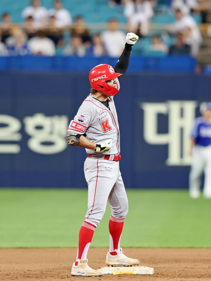 돌부처 무너뜨린 역전 2루타 포효→폭풍오열, 사직 '불면의 밤'도 그렇게…