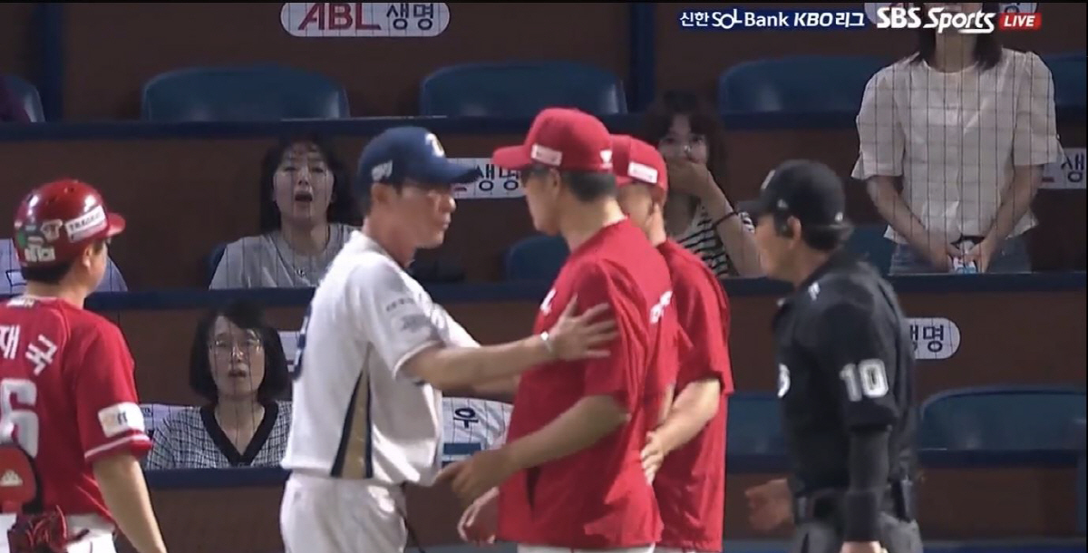 '사상 초유' 외인간 욕설배틀?→연장 10회 벤클→격분한 사령탑…'대혼란…