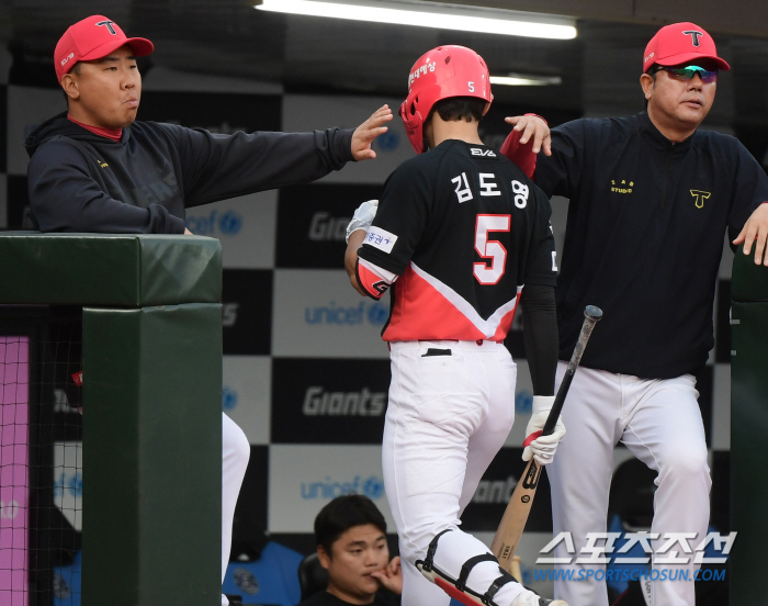 "빼니까 결국..." 사령탑 데뷔 첫해 전반기 1위, 꽃감독이 얻은 가장…