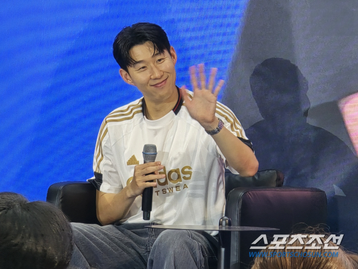 손흥민, "가장 하고 싶은 것은 우승"…지난 시즌 주장 선정 '식은땀'