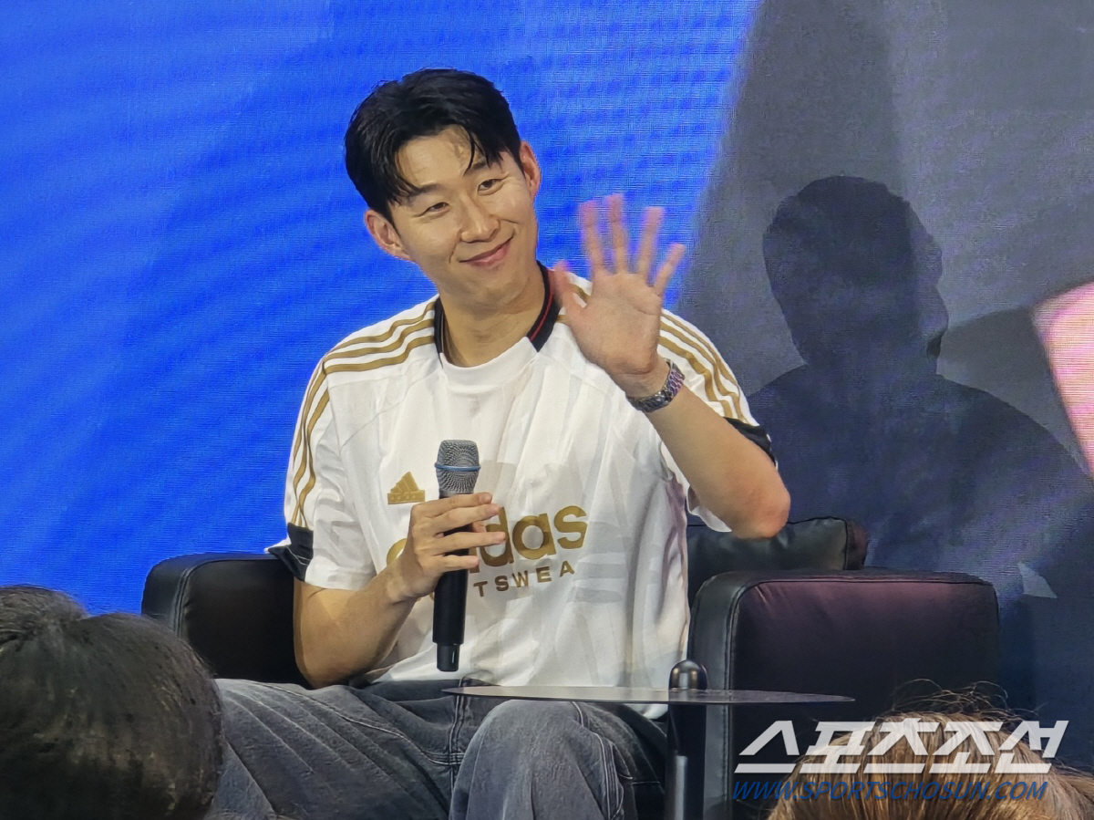손흥민, "가장 하고 싶은 것은 우승"…지난 시즌 주장 선정 '식은땀'