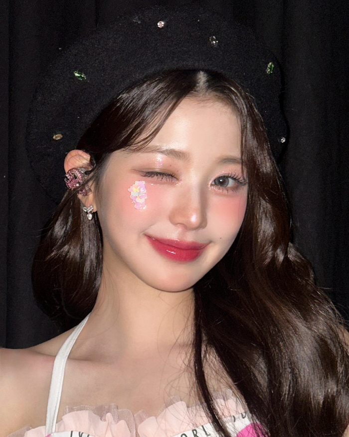 장원영, 치명적인 윙크..비현실적 인형 미모