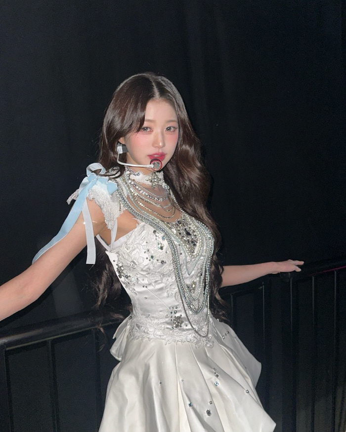 장원영, 치명적인 윙크..비현실적 인형 미모