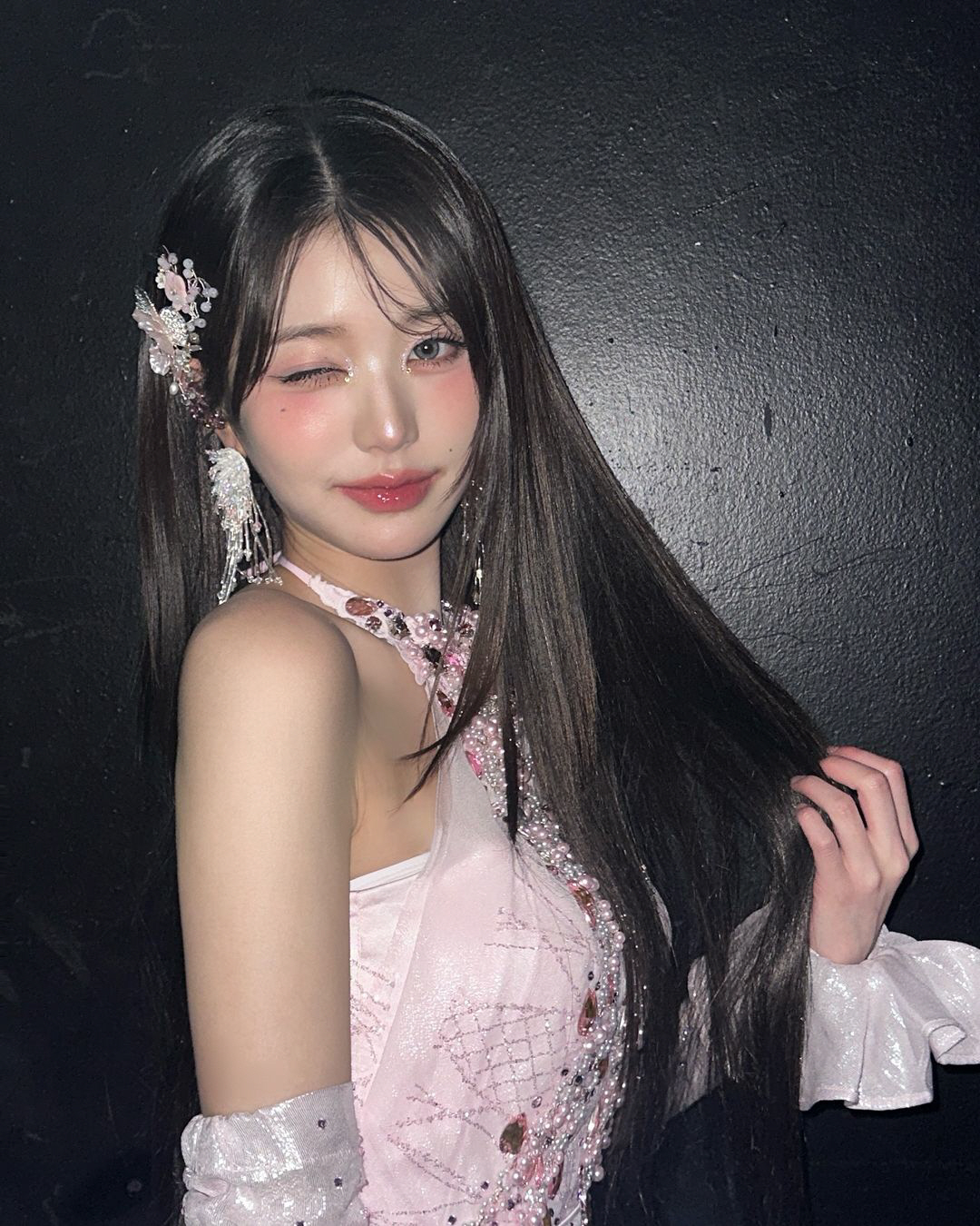 장원영, 치명적인 윙크..비현실적 인형 미모