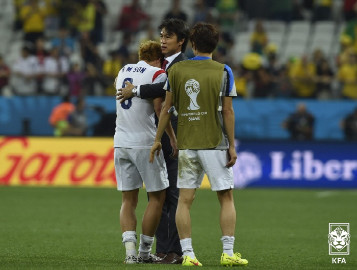 [비하인드]'입국 당일 극적 미팅→숨막히는 48시간' 韓 축구의 선택은 …