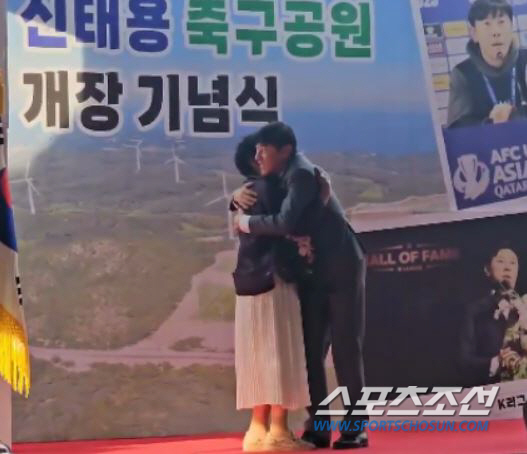 "'난놈'신태용 감독,울컥" '축구메카'영덕,신태용축구공원 생기던 날
