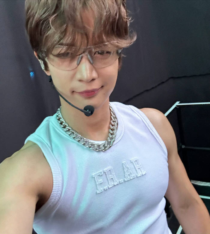 [SCin스타] 샤이니 민호, 귀여운 얼굴에 그렇지 않은 몸매…민소매 상…