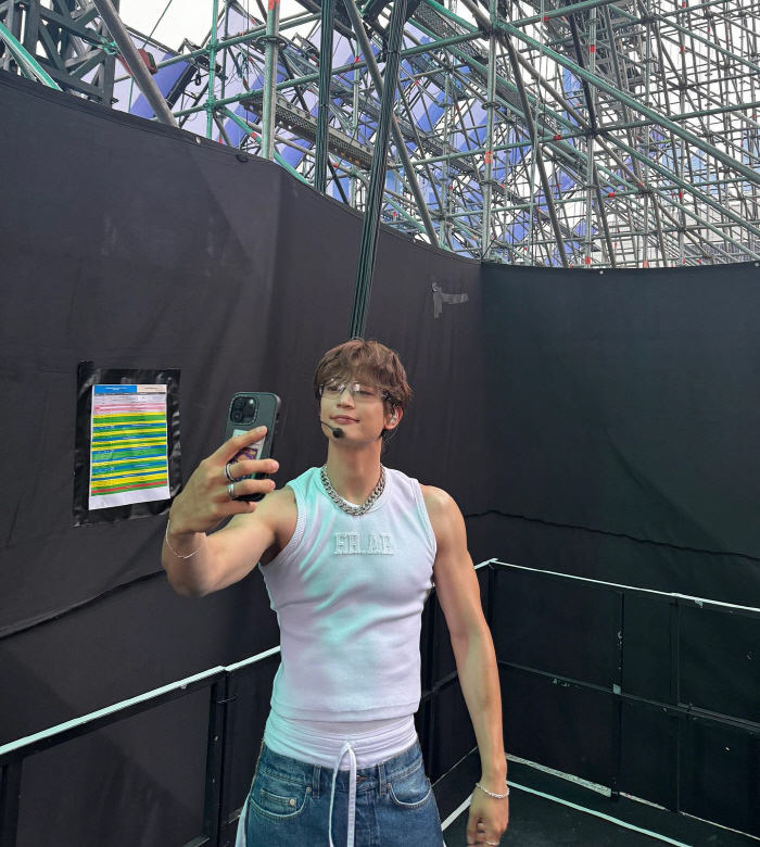 [SCin스타] 샤이니 민호, 귀여운 얼굴에 그렇지 않은 몸매…민소매 상…