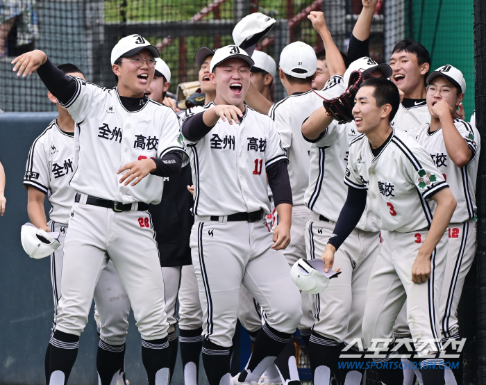 전국구 에이스 정우주의 105구 역투, 최고 구속 152km 승리 견인 …