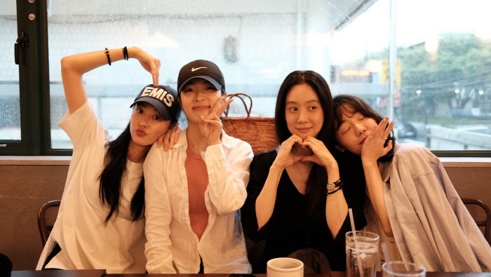 [SCin스타] "아직 졸업 못했어" 정려원X위하준 '졸업' 식구들과 나…