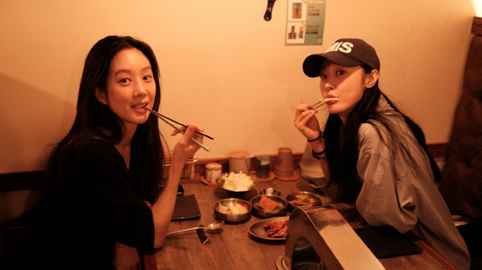 [SCin스타] "아직 졸업 못했어" 정려원X위하준 '졸업' 식구들과 나…