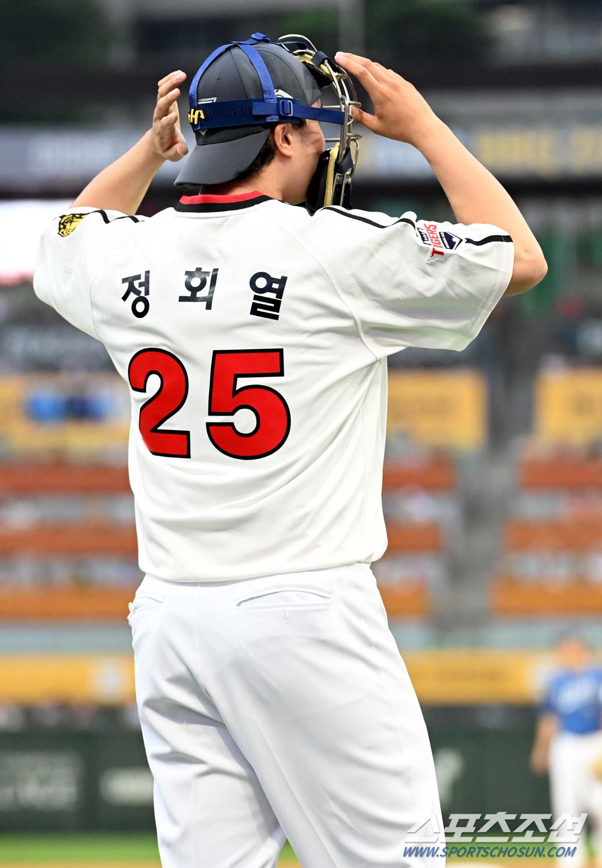 부상 재활 안 끝났는데...'응원단장' 자청한 마무리 투수, 팬심 잊지 …
