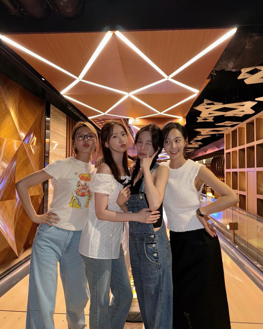 다시 뭉친 소녀시대, 미모도 우정도 영원해 "오랜만에"