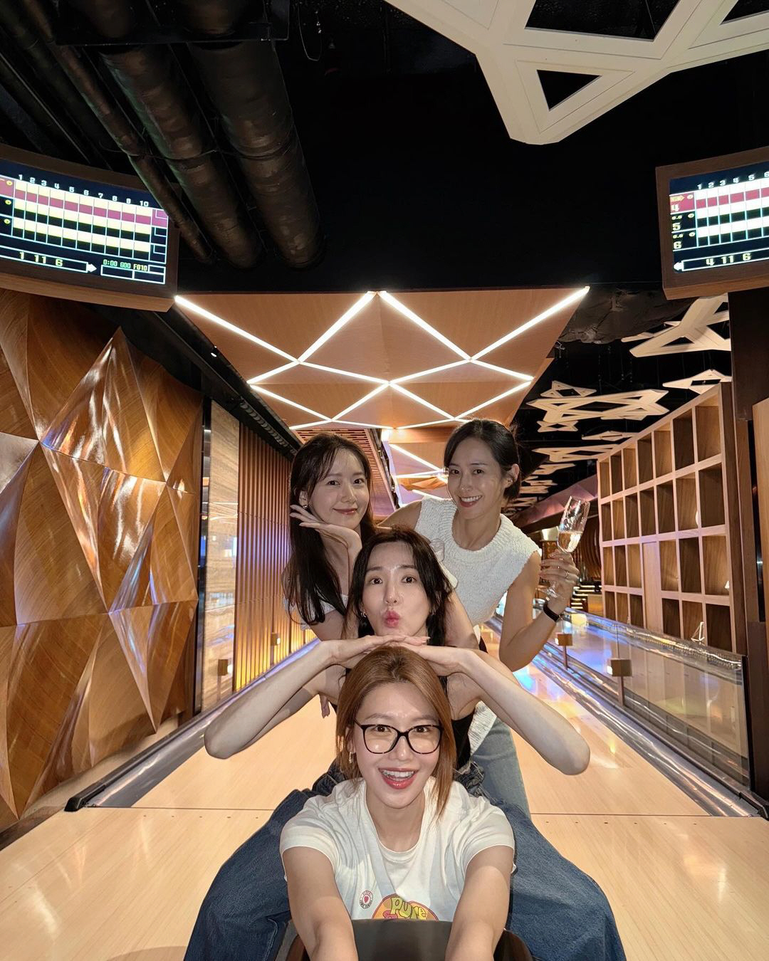 다시 뭉친 소녀시대, 미모도 우정도 영원해 "오랜만에"